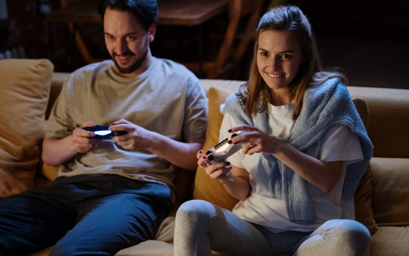 couple-playing-video-games